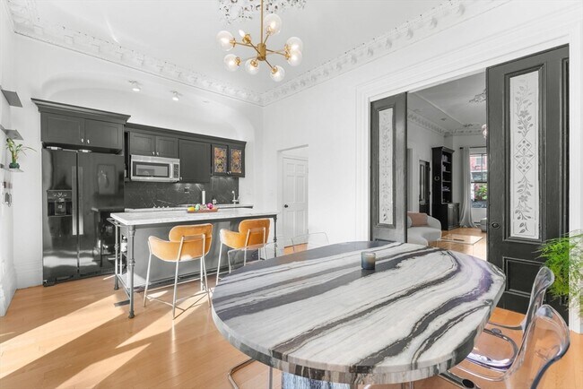 Building Photo - 18 Concord Square