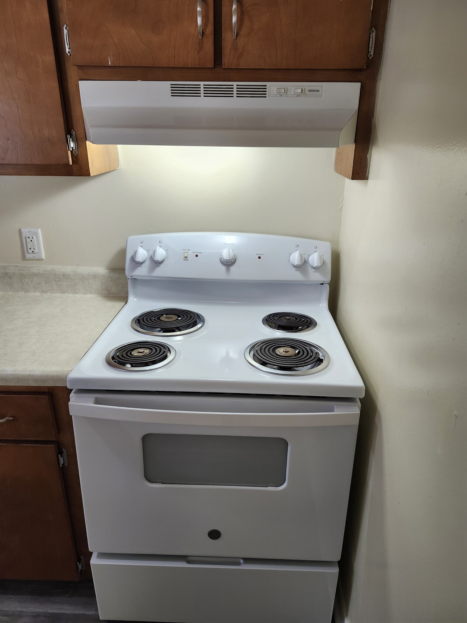 Electric stove - 5230 Beach Dr