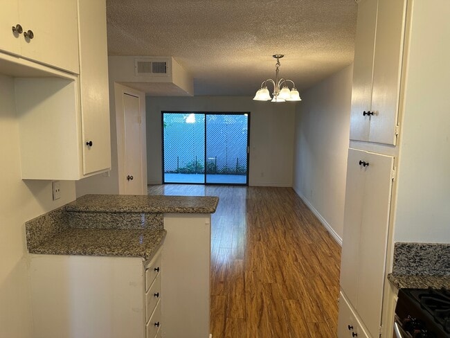 Building Photo - 727 E Tujunga Ave