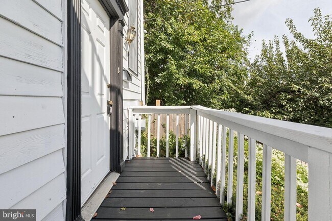 Building Photo - Great Townhouse w/ 2 Bedrooms, 1.5 Baths, ...