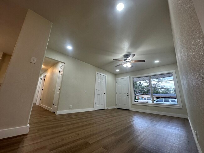 Building Photo - 1908 E Mimosa Ave