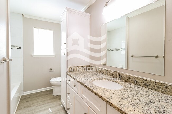 Building Photo - 501 Lindenhurst Dr