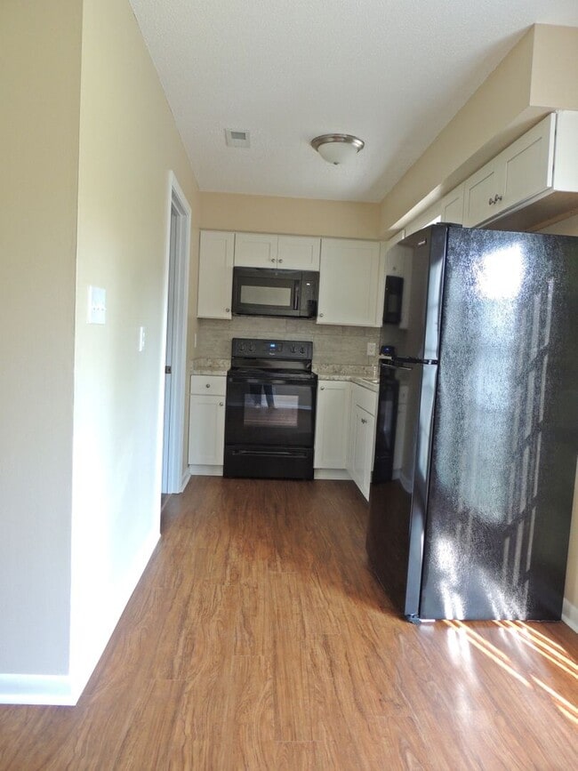 Building Photo - Convenient location , 2 bedroom 1.5 bath 9...