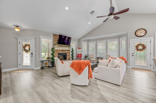 Building Photo - 13847 Pkwy Manor Dr
