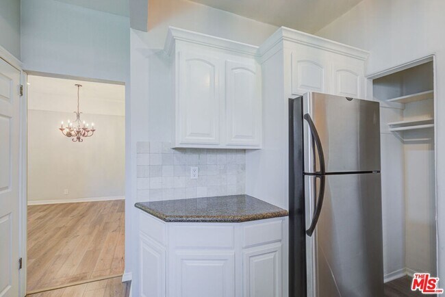 Building Photo - 253 S Elm Dr