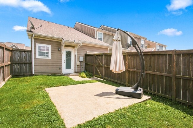 Building Photo - 2055 Hemlock Dr