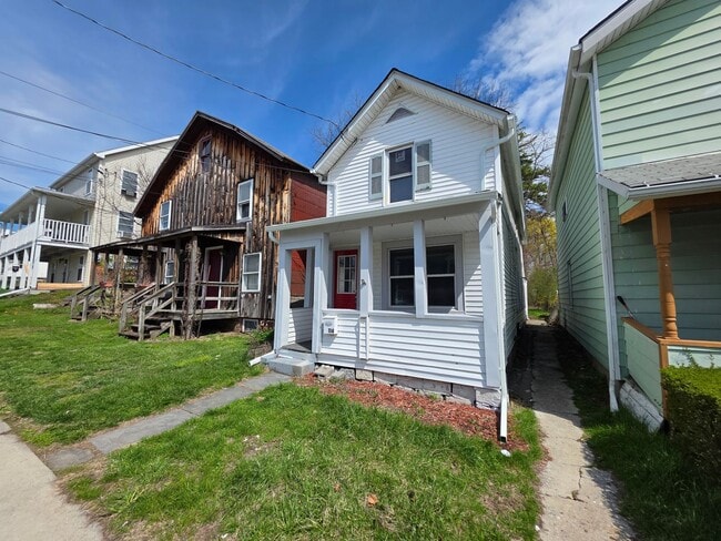 Building Photo - Beautiful Waterside 3 bedroom Single-Family Home - Catskill, NY