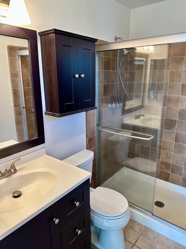 Primary Bathroom (En Suite) - 3421 Park Blvd