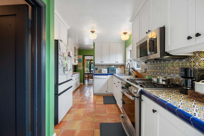 Building Photo - Historic Charm Meets Modern Living – Stunning 5 Bedroom Home on Iconic Myrtle Avenue