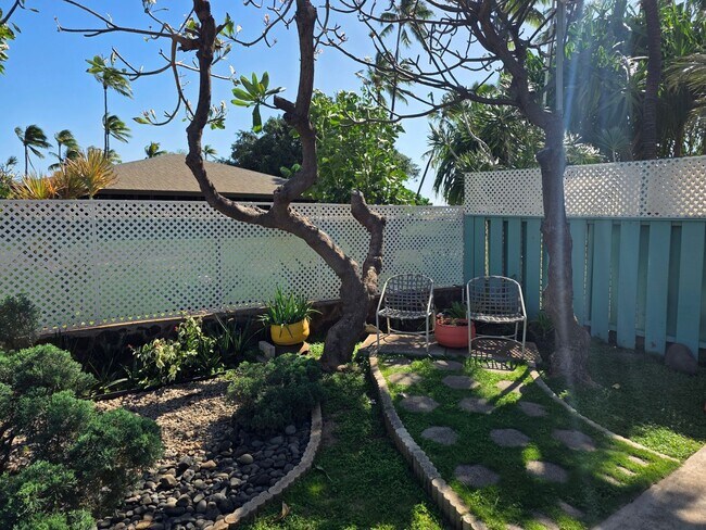 Building Photo - Ground floor Beach front Studio - Pokai Bay Beach Cabanas