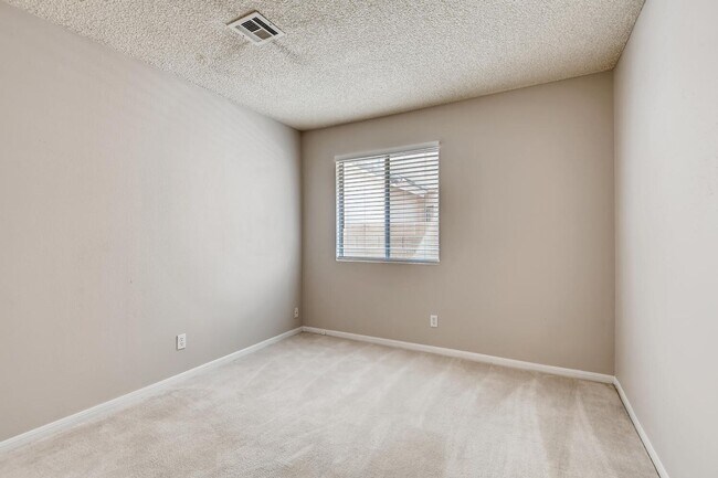 Building Photo - Charming 3 Bedroom Home In Henderson !