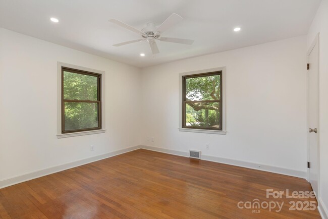Building Photo - 10 S Oak Forest Dr