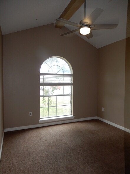 Building Photo - 512 E Yarrow Ave