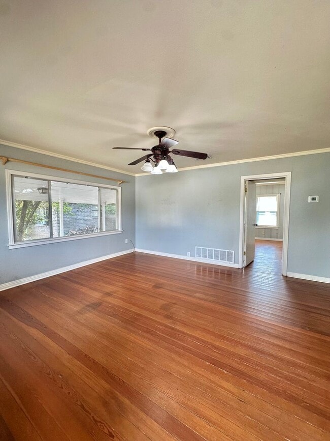 Building Photo - 1605 Kenwood Dr