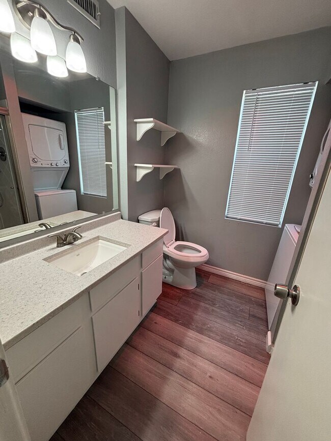 Building Photo - Remodeled 2 Bedroom Unit In Cobblestone - Water Included!