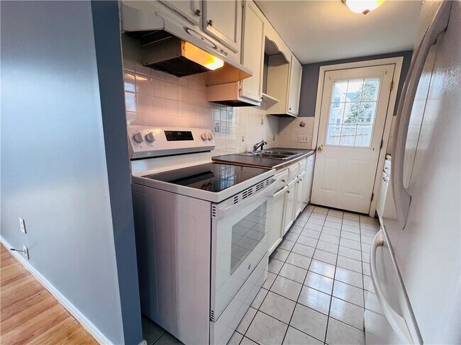 Building Photo - 93 Grand View Dr