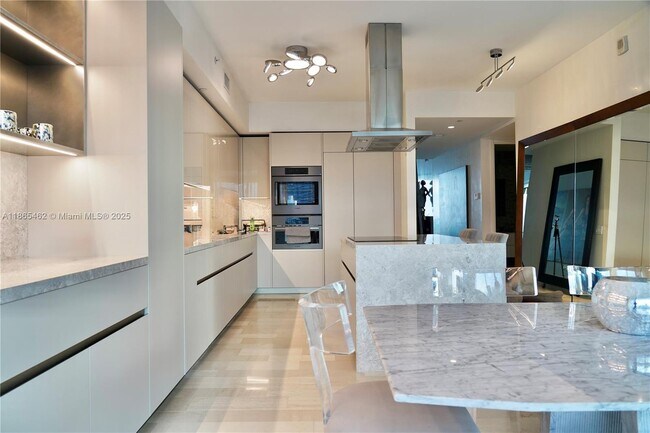 Building Photo - 1300 Brickell Bay Dr