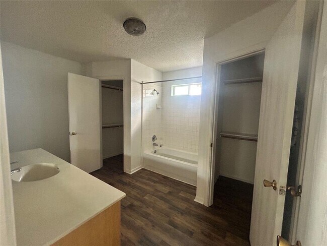 Building Photo - 4302 Janelle Dr
