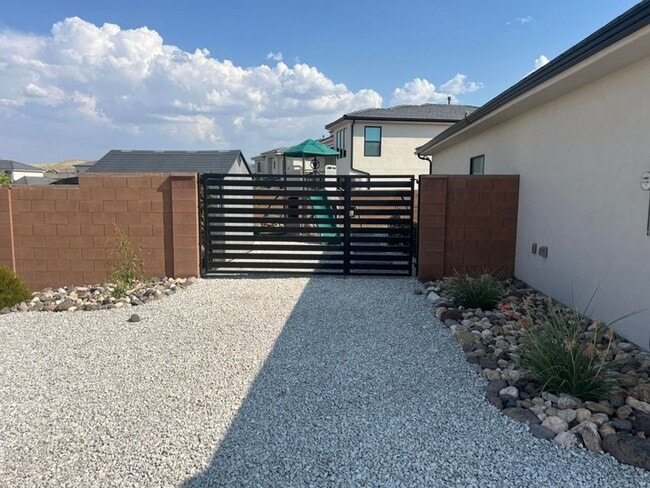 Building Photo - Stunning 4 Bedroom Home!