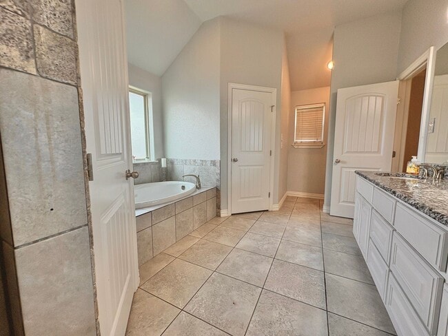 Building Photo - Available Now! Stunning 3 Bedroom 2 Bath i...