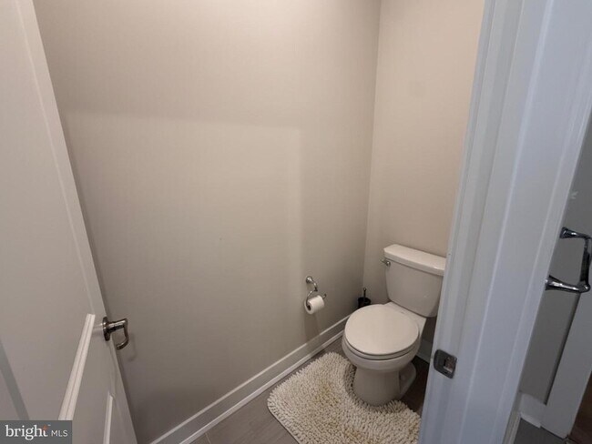 Building Photo - 16 Lochiel Ln