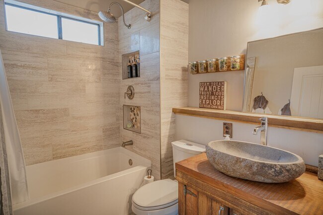 Building Photo - SKI LEASE:  Family Home with 1-Car Garage,...