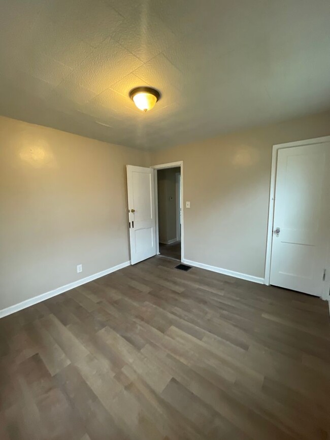 Building Photo - Welcome to this charming 2 bedroom, 1 bath...