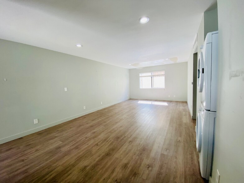 Building Photo - 1535 N Kenmore Ave