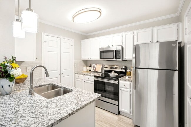 Building Photo - The Oaks at Plano