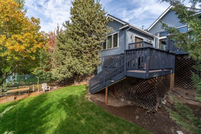 Building Photo - Large spectacular home with all the bells and whistles