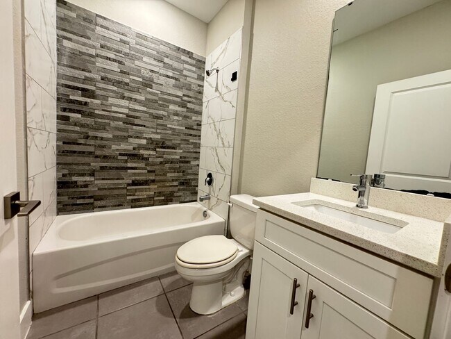 Building Photo - BEAUTIFUL Home 4 Bedroom, 2 Bathroom in Po...