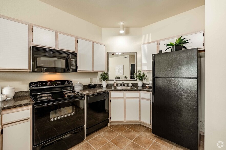 2BR, 2BA - 889SF - Kitchen - The Fairways at Derby