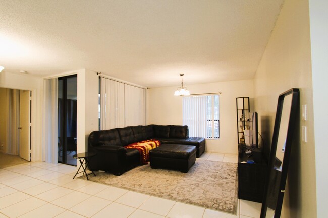 Building Photo - 2600 Carambola Cir S