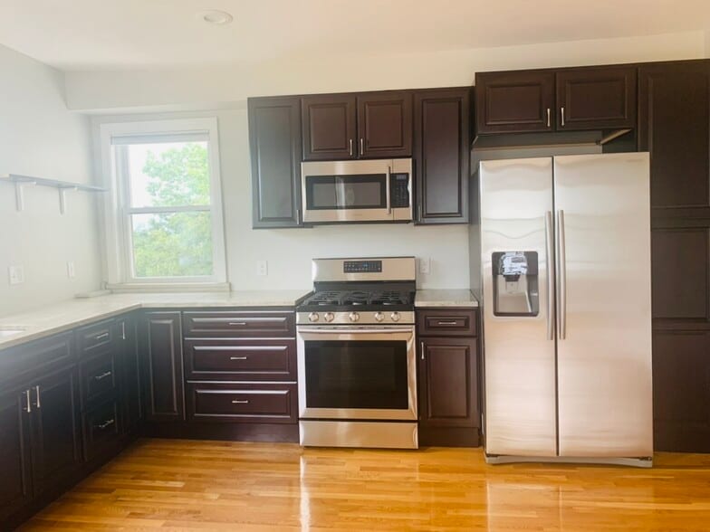Spacious eat-in kitchen with stainless steel appliances - 76 Eleanor St