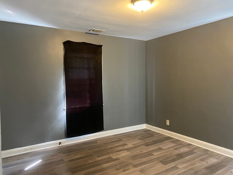 Building Photo - 5212 Hillburn Ave