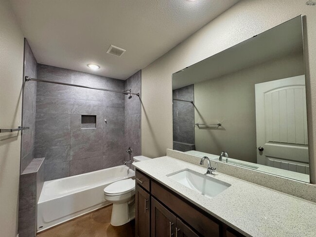 Building Photo - 406 E China St