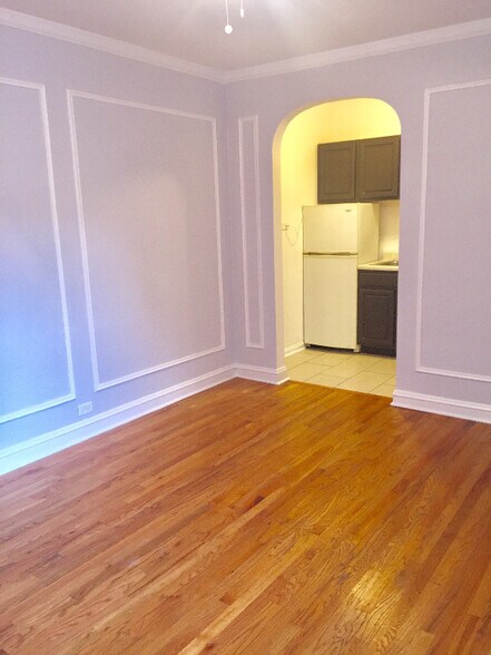 Building Photo - 2351 W Wilson Ave