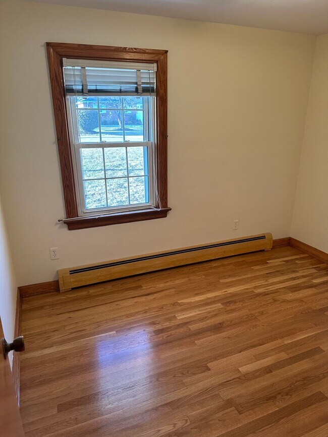 Building Photo - Well maintained 3 Bedroom/2 bath brick rancher in Mechanicsville with large backyard and two car ...