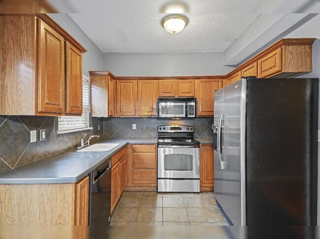 Building Photo - "Charming Lenexa Townhouse: Spacious 2-Bed Retreat with Finished Basement & Gleaming Hardwood Flo...