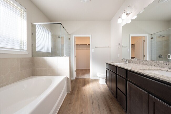 Building Photo - Spacious 4 Bedroom Home in South Temple – ...