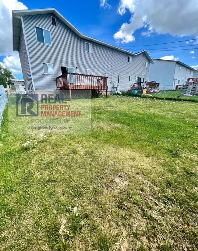 Building Photo - 3 bed 1.5 Bath Duplex - 1 Car Garage
