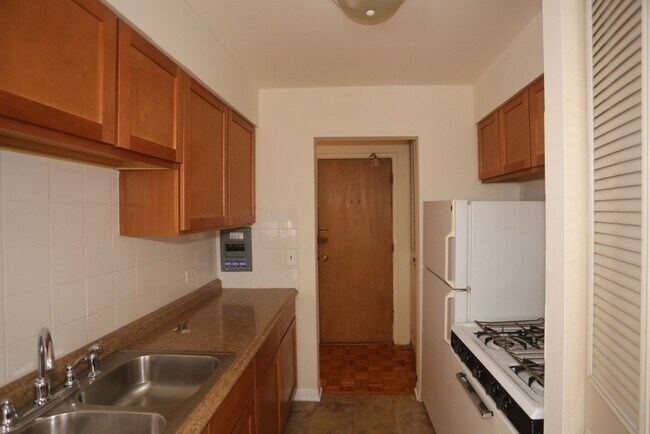 Building Photo - 513 W Briar Pl