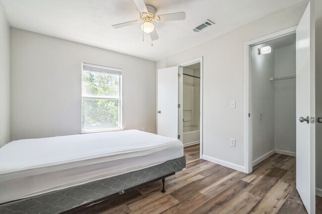 Building Photo - Furnished 4/4 University Terrace