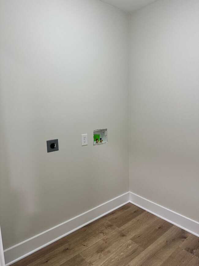 Building Photo - 102 W 15th Ave