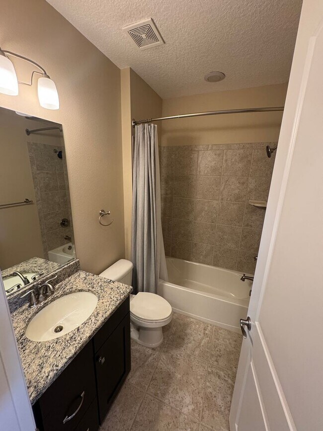 Building Photo - Two Story 5 bedroom, 4.5 bath