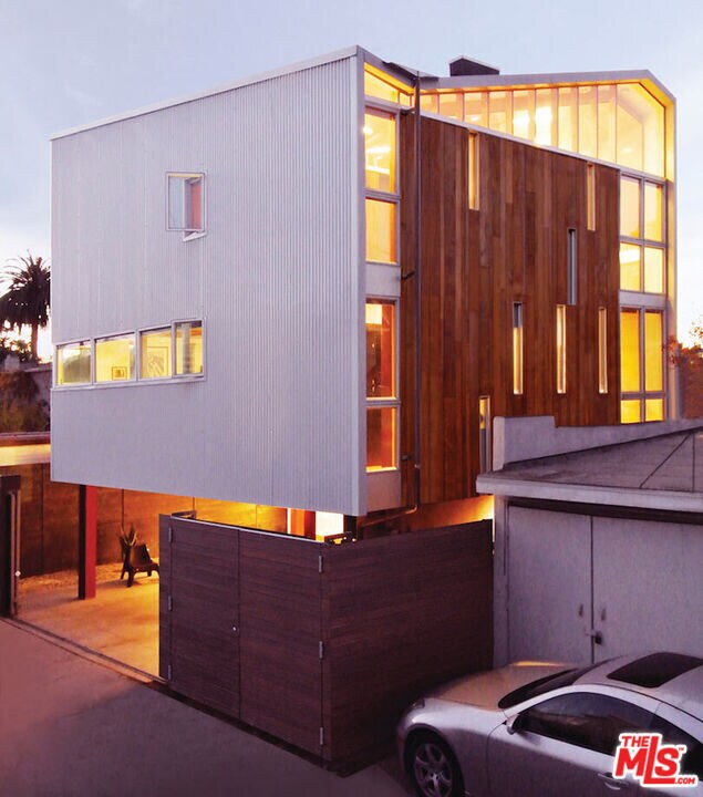 Building Photo - 724 Superba Ave