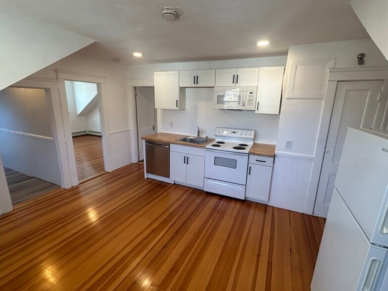 Building Photo - 710 River Ave