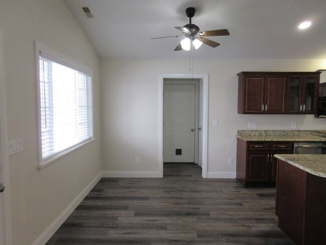 Building Photo - Single Family, Single Level Home - Mid-Val...