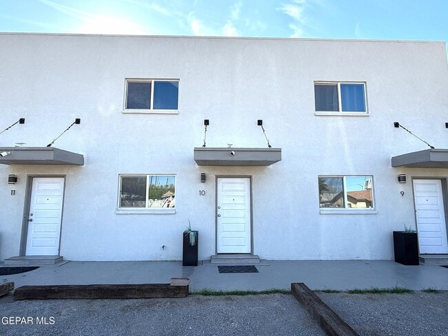 Primary Photo - 7441 Alameda- REAR Ave