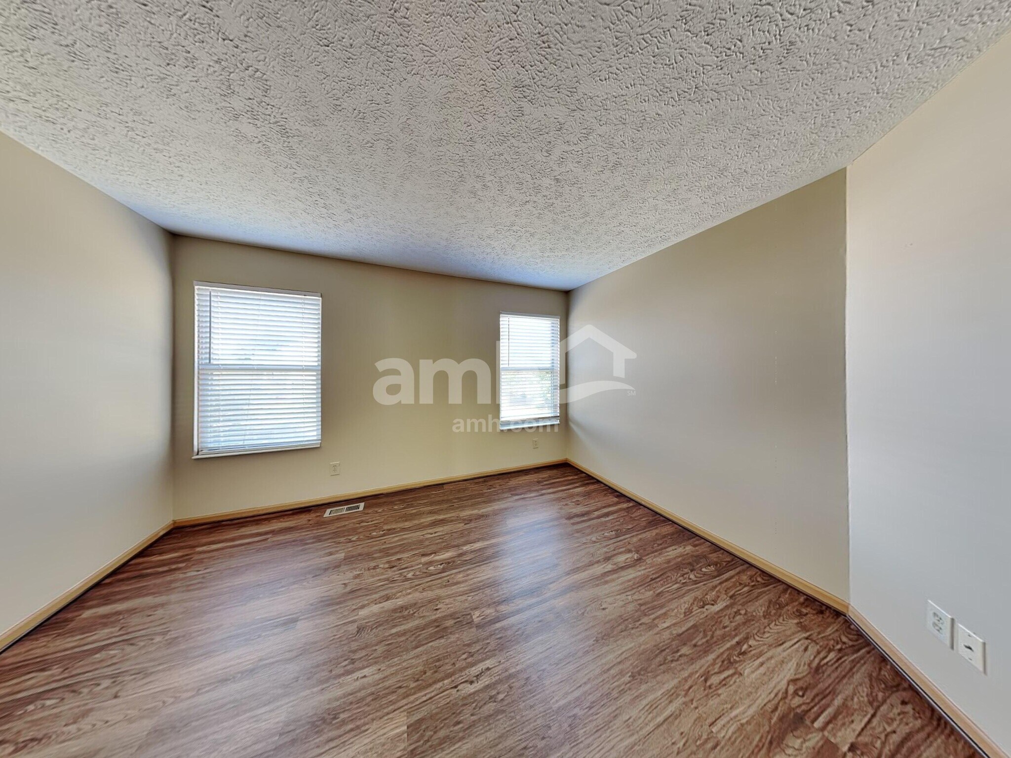 Building Photo - 1560 Mallard Cir E